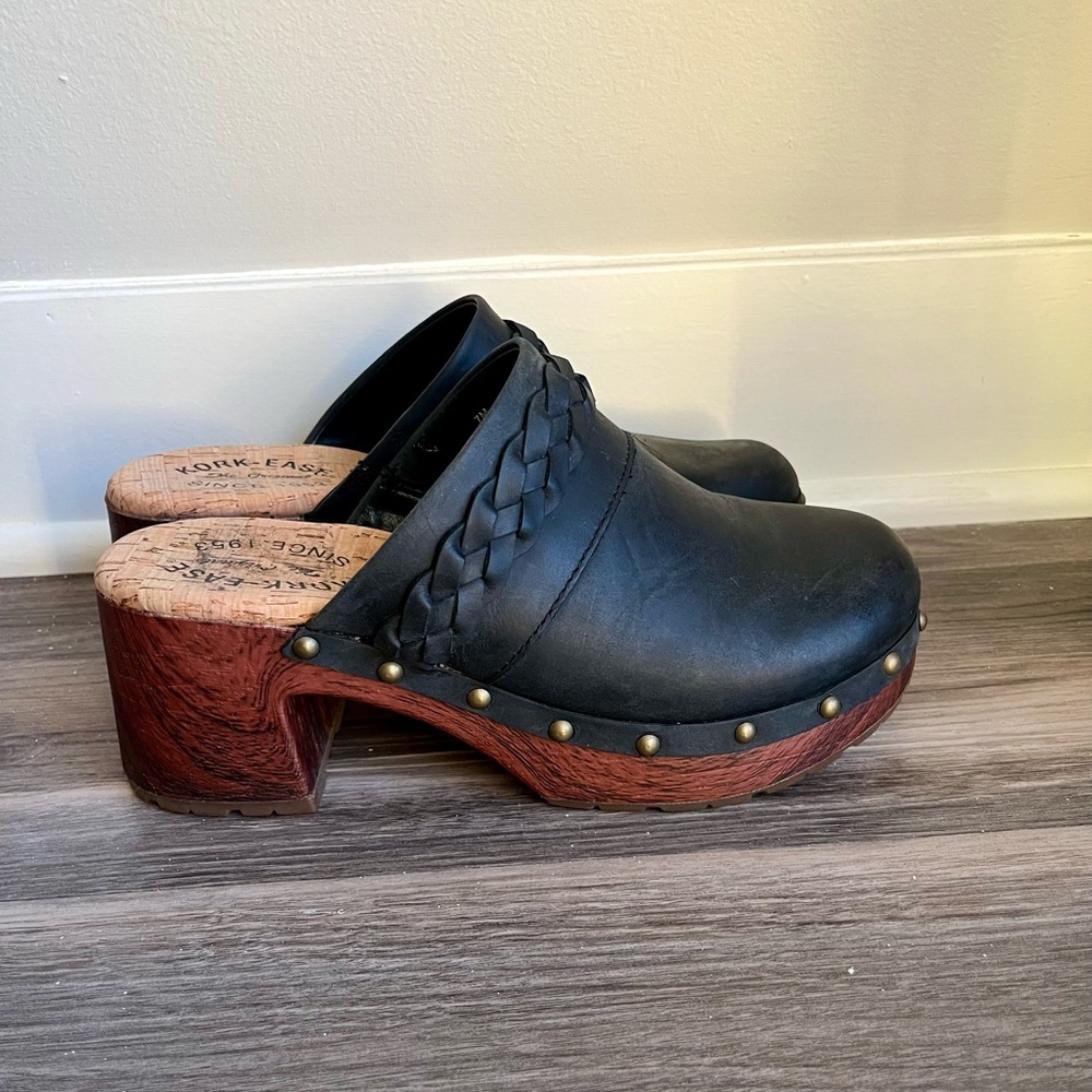 Kork Ease Black Clogs